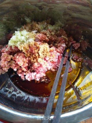 白菜猪肉馅发面包子的做法步骤：3
