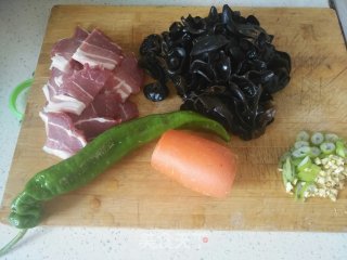 黑木耳烧肉片的做法步骤：1