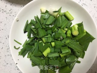 蒜苗烧千张的做法步骤：1