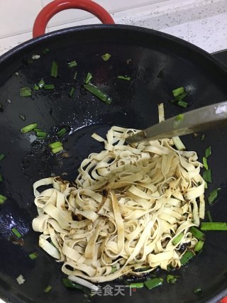 蒜苗烧千张的做法步骤：6