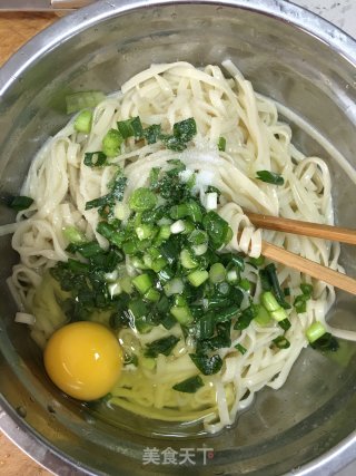 面条鸡蛋饼的做法步骤：2