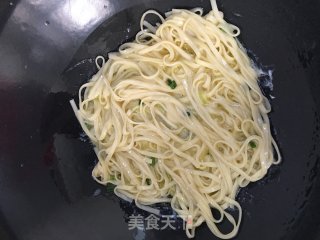 面条鸡蛋饼的做法步骤：5