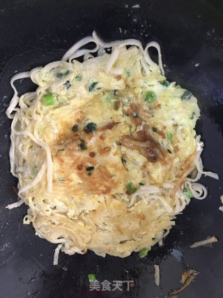 面条鸡蛋饼的做法步骤：6