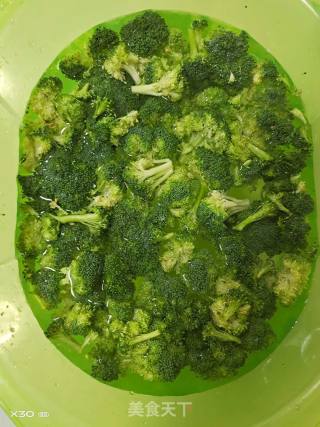 油泼蒜蓉西蓝花的做法步骤：1