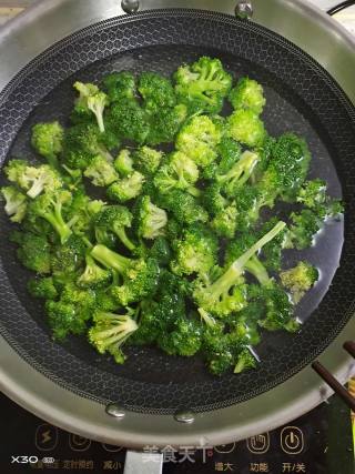油泼蒜蓉西蓝花的做法步骤：2