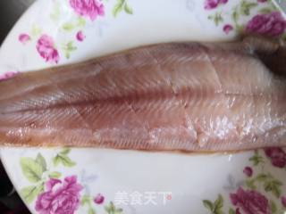 糖醋比目鱼的做法步骤：1