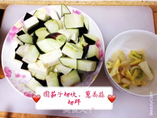 鱼香茄子的做法步骤：1