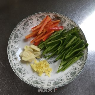 青椒炒猪皮的做法步骤：1