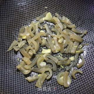 青椒炒猪皮的做法步骤：4