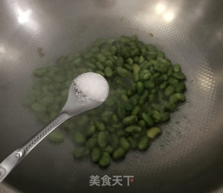腌菜炒毛豆的做法步骤：4