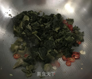 腌菜炒毛豆的做法步骤：5