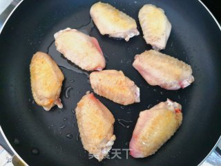 咖喱鸡翅的做法步骤：1