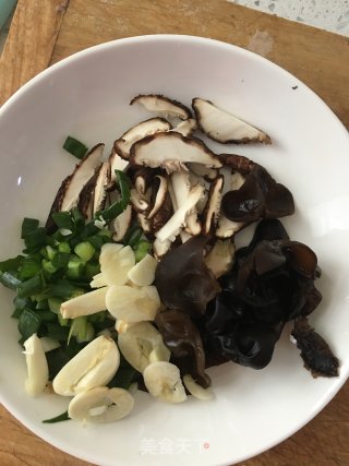 木耳腐竹烧豆腐泡的做法步骤：1