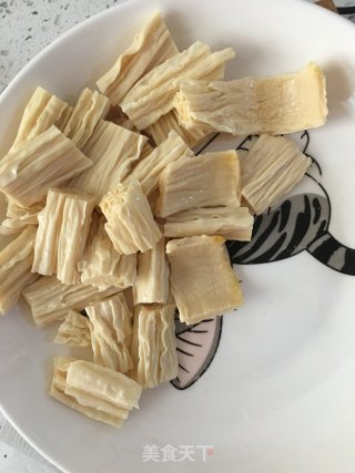 木耳腐竹烧豆腐泡的做法步骤：2