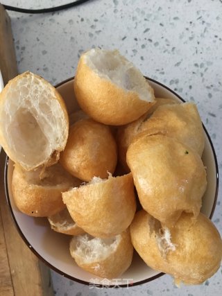 木耳腐竹烧豆腐泡的做法步骤：3