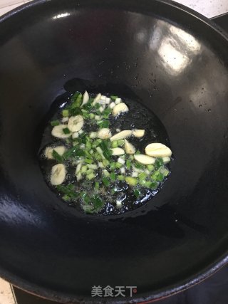 木耳腐竹烧豆腐泡的做法步骤：4