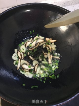木耳腐竹烧豆腐泡的做法步骤：5