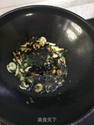 木耳腐竹烧豆腐泡的做法步骤：6
