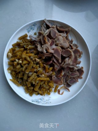 酸豆角炒鸡胗的做法步骤：2