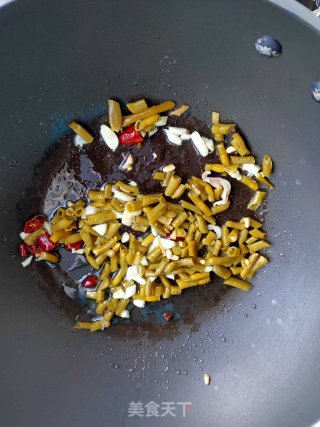 酸豆角炒鸡胗的做法步骤：5