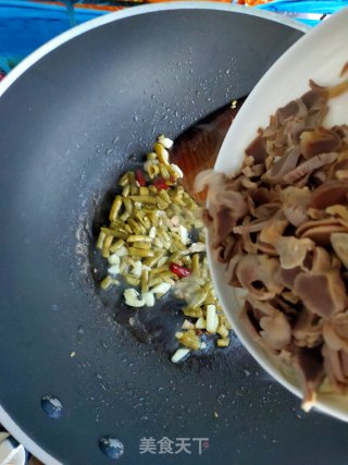 酸豆角炒鸡胗的做法步骤：6
