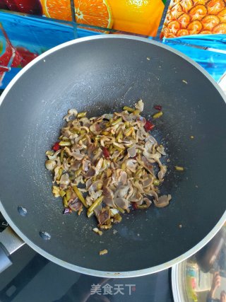 酸豆角炒鸡胗的做法步骤：8
