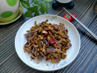 酸豆角炒鸡胗的做法步骤：10