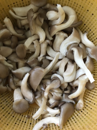孜然姬菇的做法步骤：1