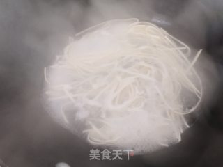 莴笋叶汤面的做法步骤：1