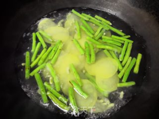 豆角炒土豆的做法步骤：3