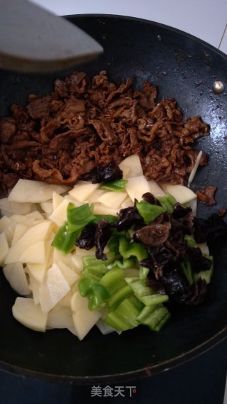 木耳土豆炒肉片的做法步骤：3
