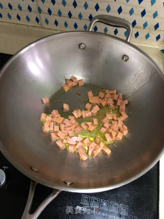 火腿肠丁炒豌豆的做法步骤：1