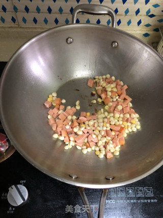 火腿肠丁炒豌豆的做法步骤：2