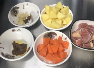 咖喱土豆牛肉的做法步骤：1