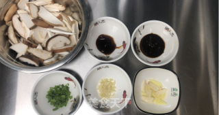 黑椒炒双菌的做法步骤：1