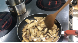 黑椒炒双菌的做法步骤：4