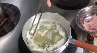藤椒水煮肉的做法步骤：5