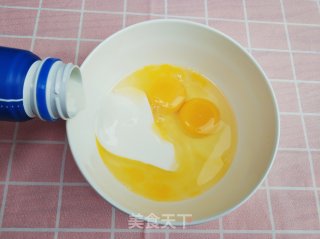 不用打发蛋清没有淀粉也能做酸奶蛋糕的做法步骤：2