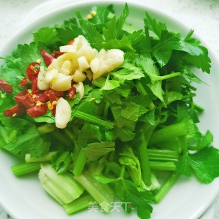 芹菜炒鸡杂的做法步骤：2