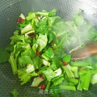 芹菜炒鸡杂的做法步骤：6