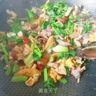 芹菜炒鸡杂的做法步骤：7
