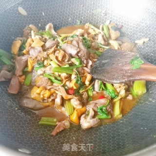 芹菜炒鸡杂的做法步骤：8