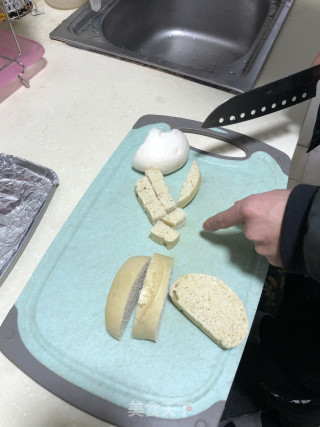 馒头丁披萨的做法步骤：2