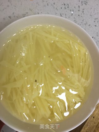 土豆丝鸡蛋饼的做法步骤：3