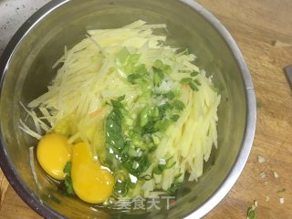 土豆丝鸡蛋饼的做法步骤：4