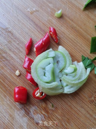 豆腐渣炒韭菜的做法步骤：1
