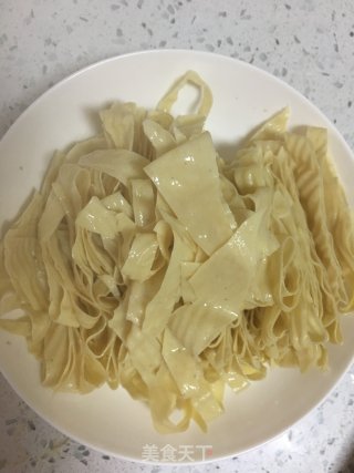 韭菜炒油豆皮的做法步骤：2