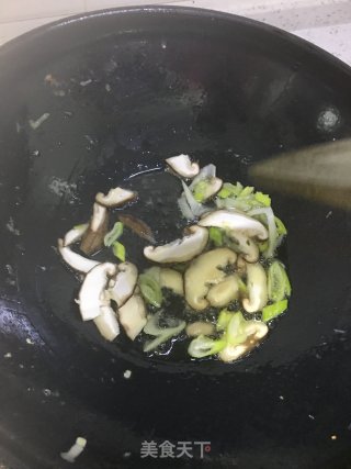 韭菜炒油豆皮的做法步骤：5