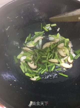 韭菜炒油豆皮的做法步骤：6