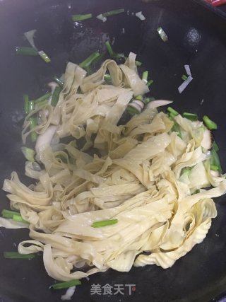 韭菜炒油豆皮的做法步骤：7